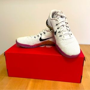 Nike Metcon 4. Gently used with some pills. Great shoe for lifting.